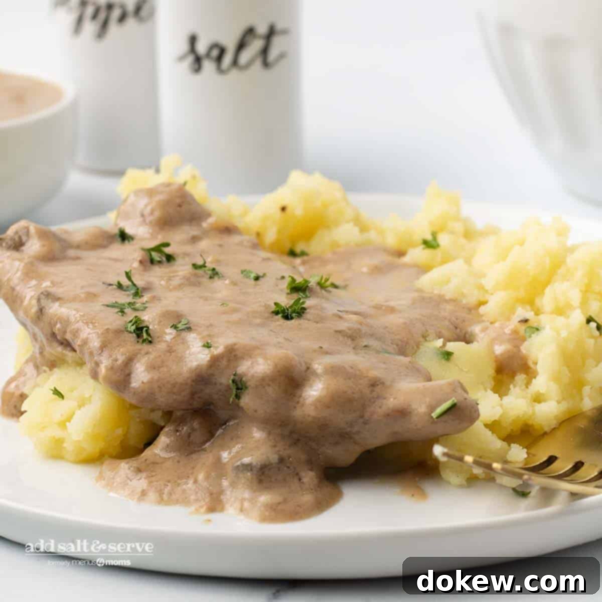 Crock Pot Cube Steak with Creamy Mushroom Sauce 1 featured 3738