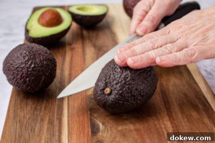 Foolproof Homemade Guacamole Guide 4 how to cut an avocado (horizonatally)